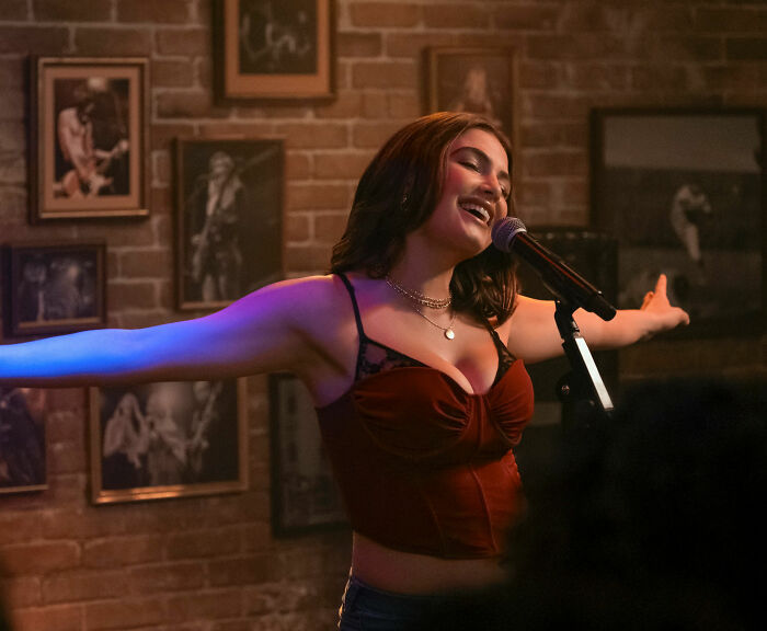Gen Z resurrects fashion trend with a singer wearing a red top and black bra.