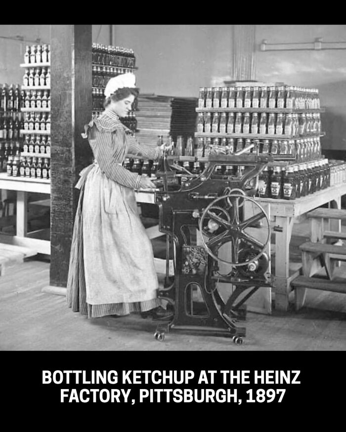 A rare historical photo of a woman bottling ketchup at the Heinz factory in Pittsburgh, 1897.