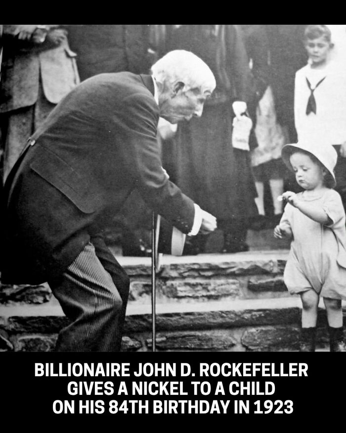 Billionaire John D. Rockefeller gives a nickel to a child, an interesting historical photo from 1923.