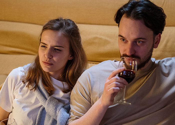 Uncomfortable couple realizing it's time to leave immediately