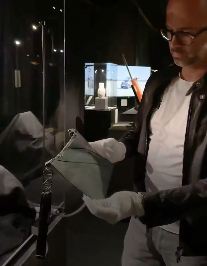 A Fashion Label Claims To Have Lab-Grown A "T-Rex Leather" Handbag But Now They Can't Find Anyone To Buy It A Fashion Label Claims To Have Lab-Grown A "T-Rex Leather" Handbag But Now They Can't Find Anyone To Buy It