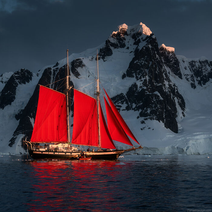 This Photographer Captured 42 Dreamlike Images Of Antarctica’s Beautiful Sunsets, Frozen Peaks, And Endless Plains