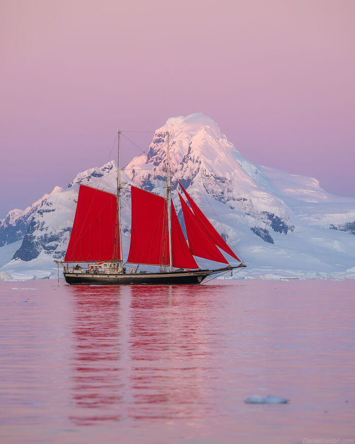 This Photographer Captured 42 Dreamlike Images Of Antarctica’s Beautiful Sunsets, Frozen Peaks, And Endless Plains