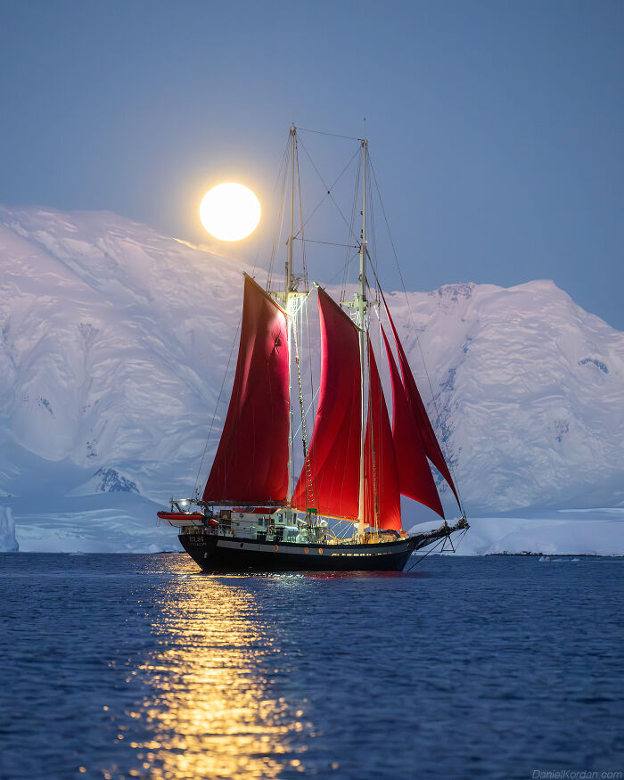 This Photographer Captured 42 Dreamlike Images Of Antarctica’s Beautiful Sunsets, Frozen Peaks, And Endless Plains