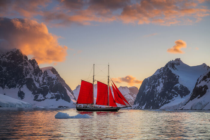 This Photographer Captured 42 Dreamlike Images Of Antarctica’s Beautiful Sunsets, Frozen Peaks, And Endless Plains