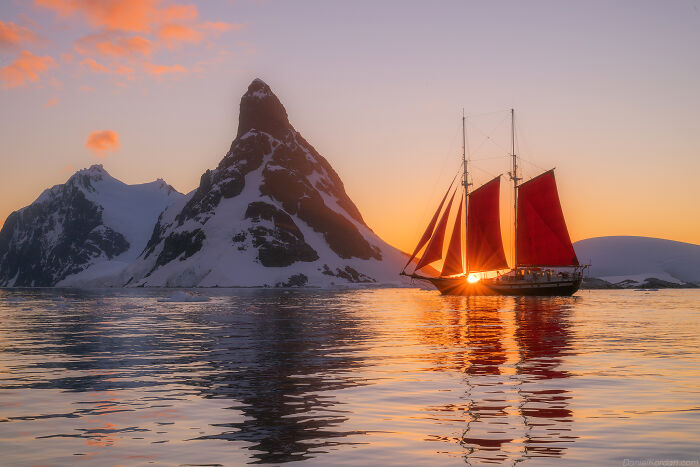 This Photographer Captured 42 Dreamlike Images Of Antarctica’s Beautiful Sunsets, Frozen Peaks, And Endless Plains