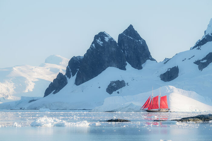 This Photographer Captured 42 Dreamlike Images Of Antarctica’s Beautiful Sunsets, Frozen Peaks, And Endless Plains