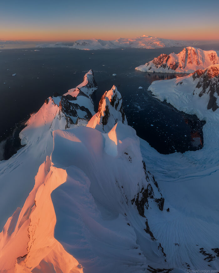 This Photographer Captured 42 Dreamlike Images Of Antarctica’s Beautiful Sunsets, Frozen Peaks, And Endless Plains