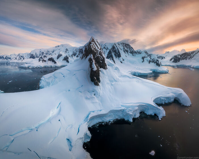 This Photographer Captured 42 Dreamlike Images Of Antarctica’s Beautiful Sunsets, Frozen Peaks, And Endless Plains