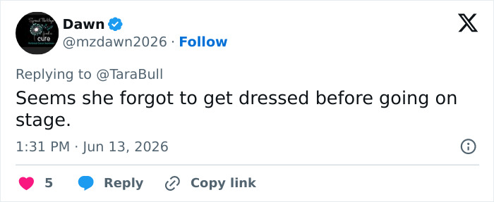 Screenshot of a tweet commenting on Shania Twain's attire, mentioning her transformation and beauty standards. Screenshot of a tweet commenting on Shania Twain's attire, mentioning her transformation and beauty standards.