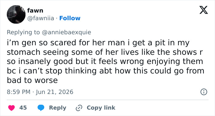 Detail In Backstage Snap From Ariana Grande's Tour Has Fans "Worried This Is Gonna End Badly" Detail In Backstage Snap From Ariana Grande's Tour Has Fans "Worried This Is Gonna End Badly"