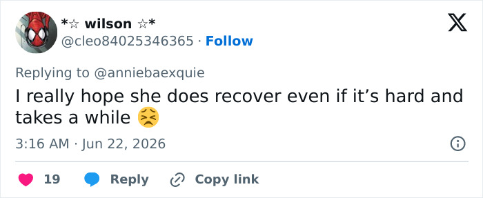 Detail In Backstage Snap From Ariana Grande's Tour Has Fans "Worried This Is Gonna End Badly" Detail In Backstage Snap From Ariana Grande's Tour Has Fans "Worried This Is Gonna End Badly"