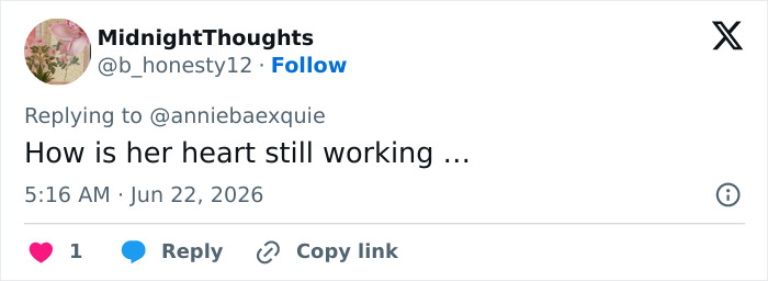 Detail In Backstage Snap From Ariana Grande's Tour Has Fans "Worried This Is Gonna End Badly" Detail In Backstage Snap From Ariana Grande's Tour Has Fans "Worried This Is Gonna End Badly"