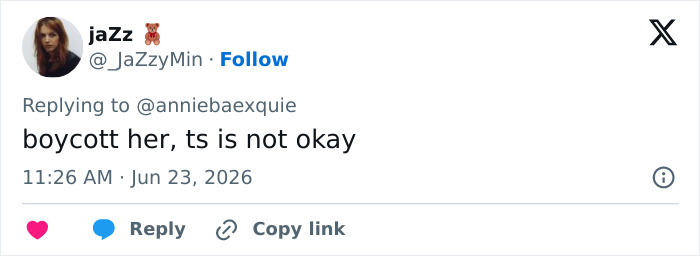 Detail In Backstage Snap From Ariana Grande's Tour Has Fans "Worried This Is Gonna End Badly" Detail In Backstage Snap From Ariana Grande's Tour Has Fans "Worried This Is Gonna End Badly"