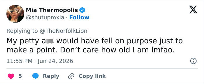 Screenshot of a tweet reacting to the Male Karen refusing to move for an 80YO woman on a public staircase.