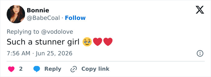 A fan tweet praises Ariana Grande as a stunner girl amid viral tour video concern.