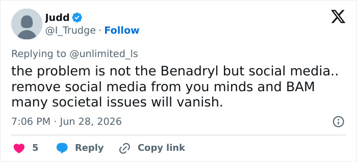 A tweet by Judd states the problem is not Benadryl but social media, relating to the dangerous social media challenge.
