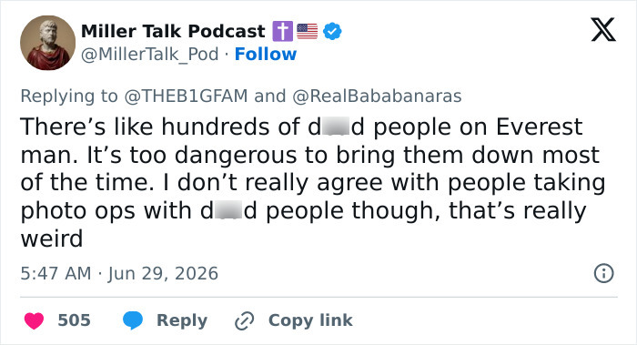 A tweet about the frozen body known as Green Boots on Mount Everest, discussing the dangers of recovery and photo ops.
