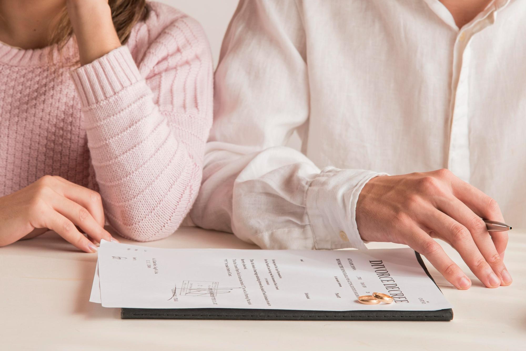 Man Discovers Wife's Affair Through Her iWatch, Then Loses His Family Too When They Take Her Side