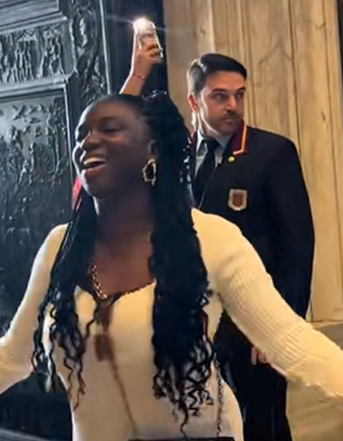 Awkward Video Shows Woman Refusing To Stop Singing At The Vatican After Multiple Security Guards Ask Her To Leave Awkward Video Shows Woman Refusing To Stop Singing At The Vatican After Multiple Security Guards Ask Her To Leave