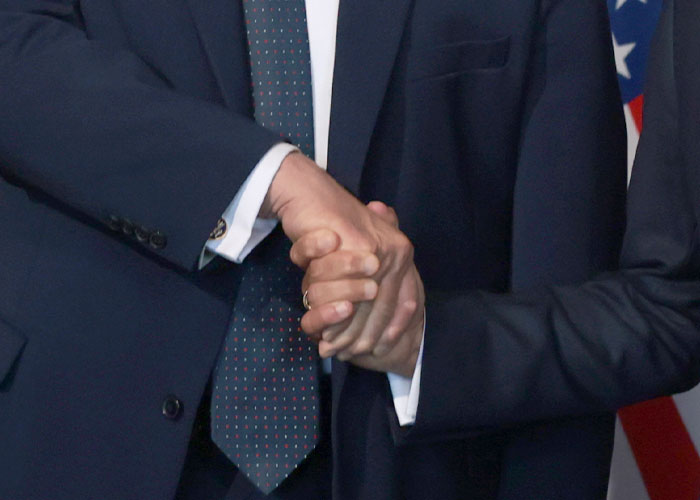 After Trump's 'De*d Fish' Handshake With Macron Goes Viral, Body Language Experts Reveal Its Meaning After Trump's 'De*d Fish' Handshake With Macron Goes Viral, Body Language Experts Reveal Its Meaning