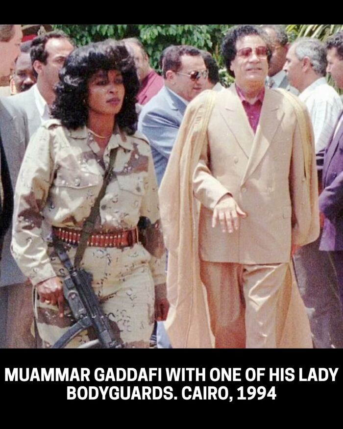 Historical photos: Muammar Gaddafi with a lady bodyguard in a rare photo.
