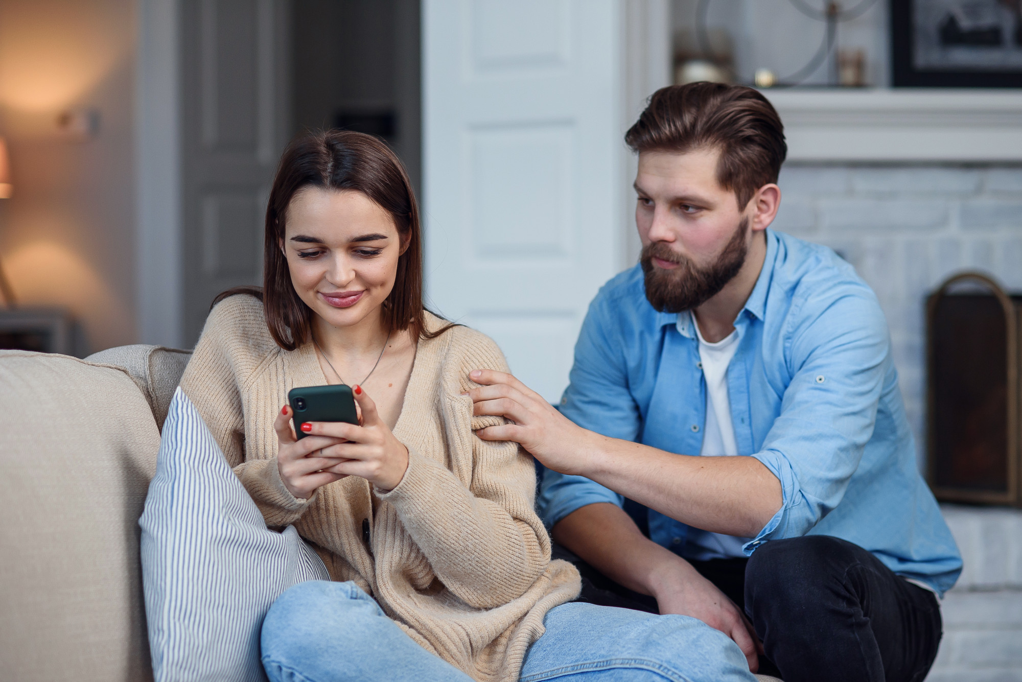 Man Discovers Wife's Affair Through Her iWatch, Then Loses His Family Too When They Take Her Side