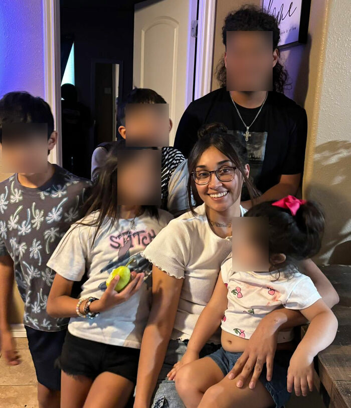 The young mom of 5, victim of the fatal attack by Texas sisters Cookie and Kitty, with her children.