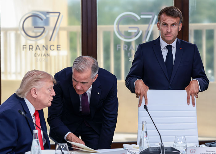 After Trump's 'De*d Fish' Handshake With Macron Goes Viral, Body Language Experts Reveal Its Meaning After Trump's 'De*d Fish' Handshake With Macron Goes Viral, Body Language Experts Reveal Its Meaning