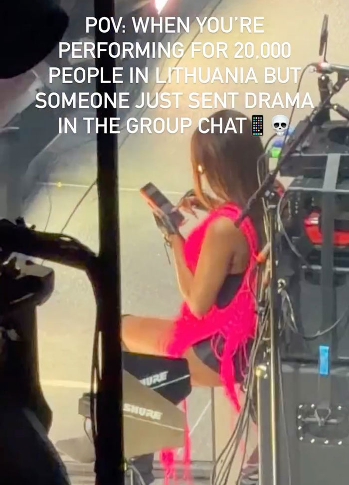 Fans Furious Over "Temu Fergie" After Spotting What She Was Doing During Black Eyed Peas Concert Fans Furious Over "Temu Fergie" After Spotting What She Was Doing During Black Eyed Peas Concert