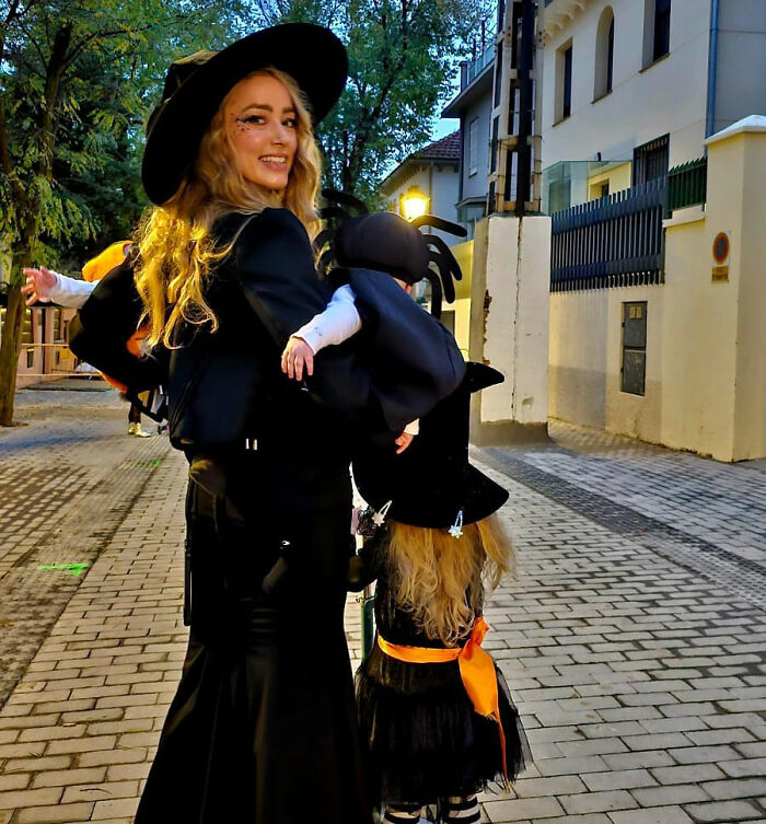 Amber Heard in a witch costume with her child, experiencing new life in a new country. Amber Heard in a witch costume with her child, experiencing new life in a new country.