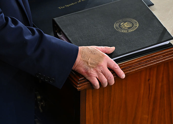 Following Trump&rsquo;s Abrupt Interview Exit, Health‑Related Observations Surface Among Viewers