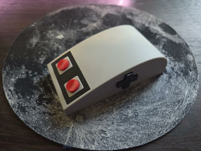 Retrogaming mouse shaped like a classic controller with red buttons