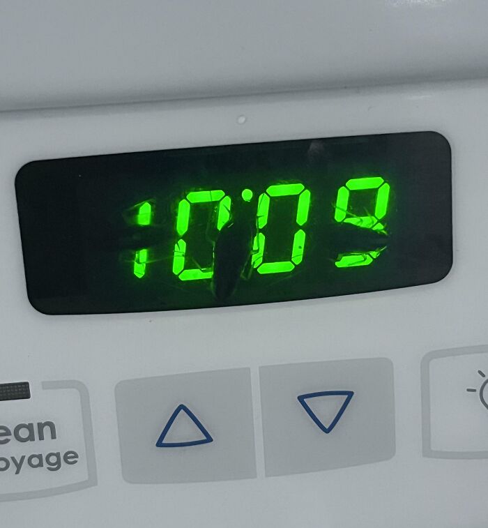 Digital clock display showing time 10:09 with green LED numbers