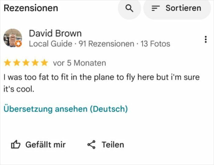 Funny online reviews: A German review from David Brown sharing a humorous experience about not fitting on a plane.