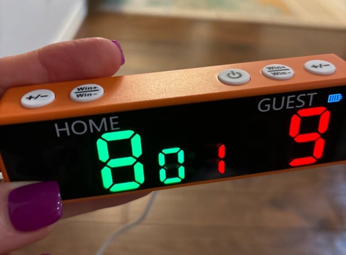 Digital scoreboard showing 8 to 9 score for Father's Day gifts
