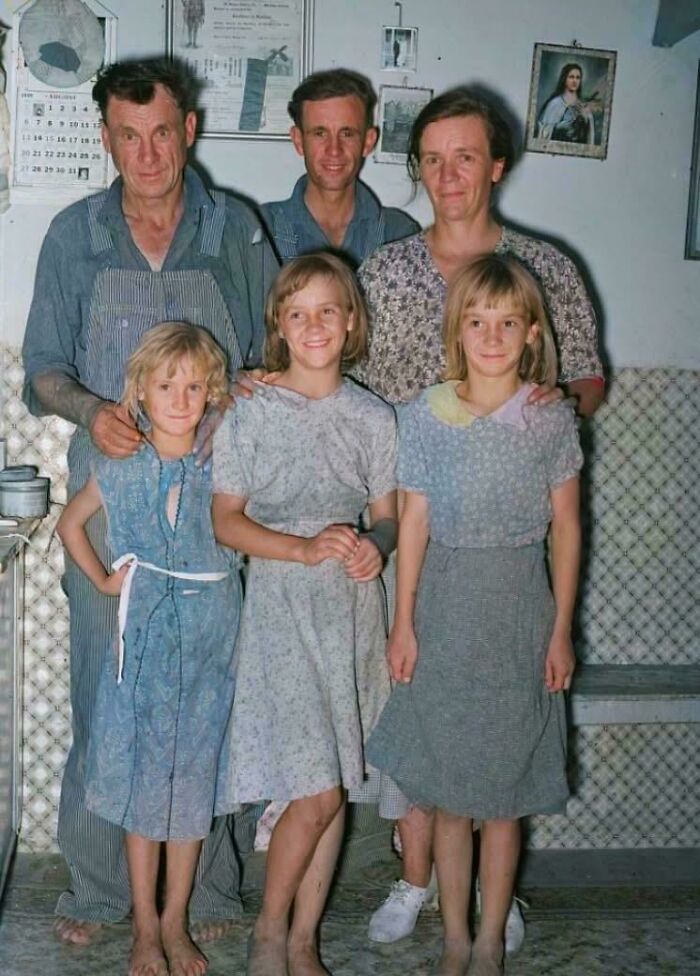 Historical photos: A family portrait, showing four children and two adults, a glimpse into past life.