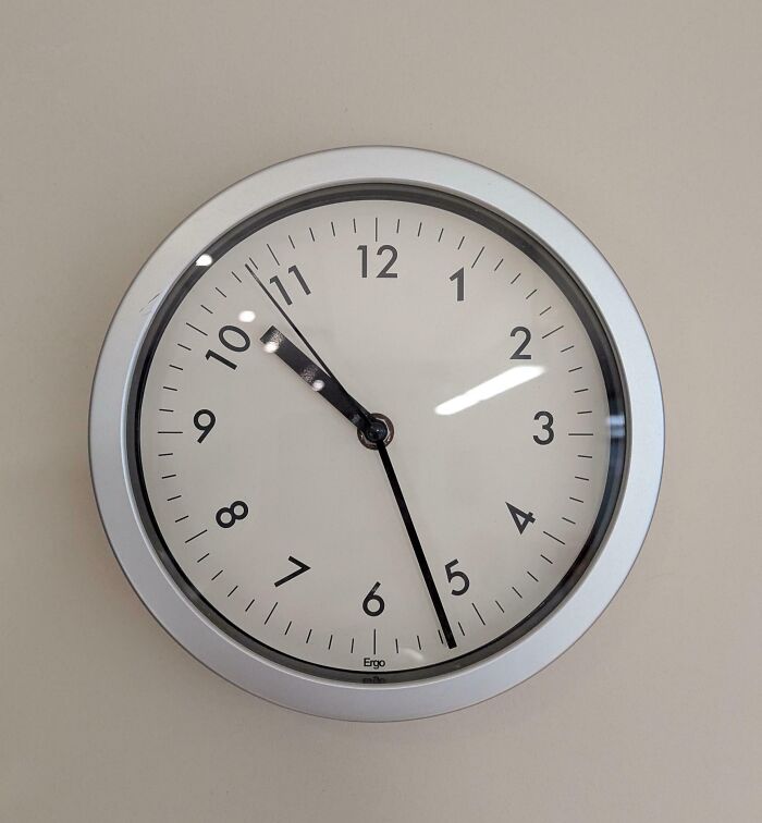 Wall clock showing incorrect time due to misplaced hour and minute hands