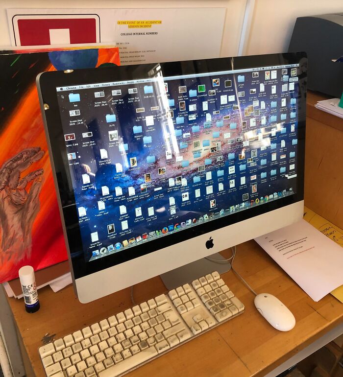 A cluttered computer screen, an example of toxic and annoying teachers classroom setup.