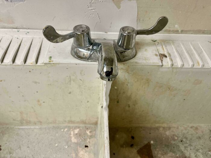 Double Laundry Sink With Fixed Spout