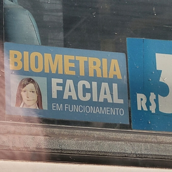 A sticker for facial biometrics (Biometria Facial) with a poorly rendered, distorted face as a creepy design fail.