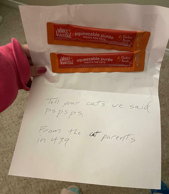 A sweet and funny neighbors note with cat treats, saying pspsps to the cats.
