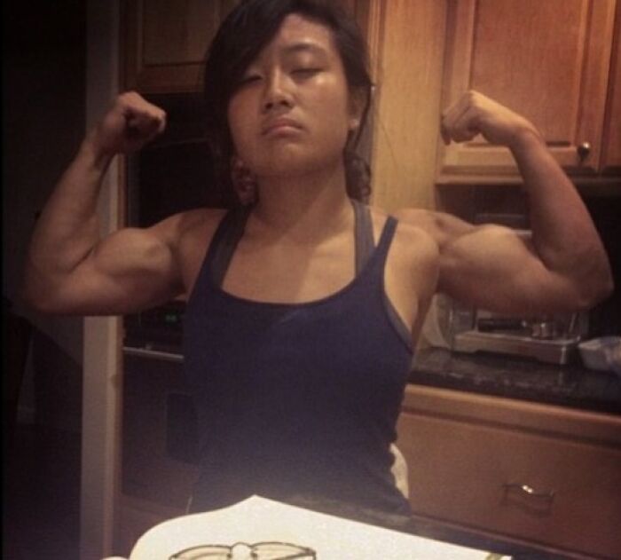 A woman with extremely muscular arms, a surprising when you see it picture that short-circuits brains.