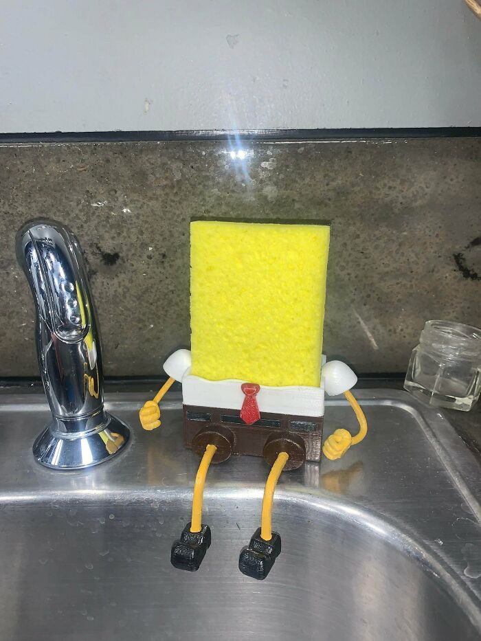 A Spongebob-themed sponge holder sitting on a kitchen sink, a functional 3D print for easier everyday life.