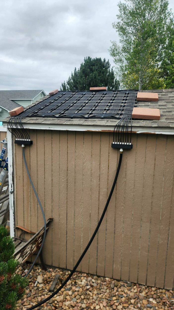 A shed roof with a functional 3D print solar panel array for heating water, making everyday life much easier.
