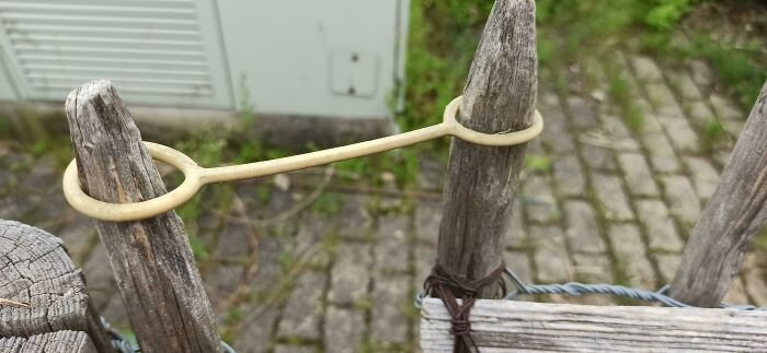 A close-up of a 3D print used as a fastener between two wooden fence posts, making everyday life much easier.
