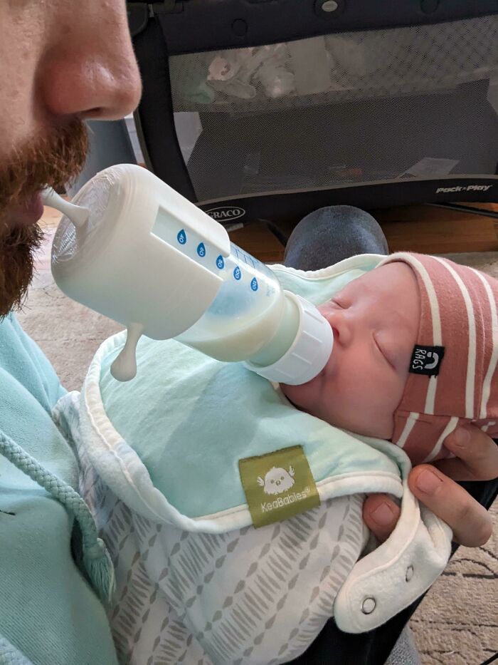 A father feeding his baby with a functional 3D print baby bottle holder, making everyday life much easier.