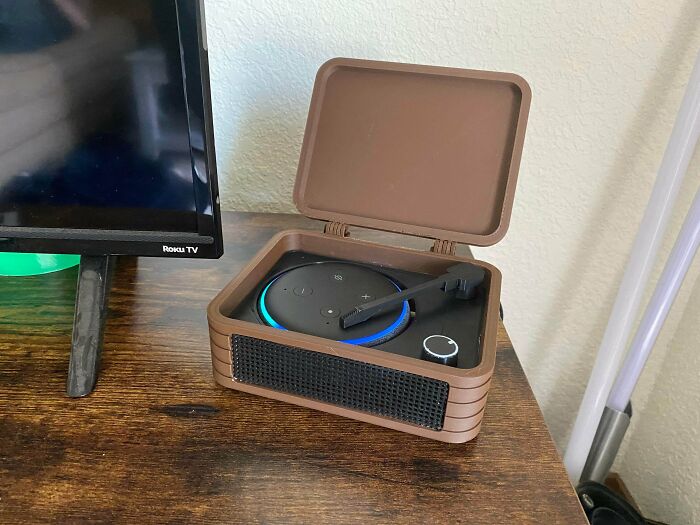 A functional 3D print of a vintage record player housing an Alexa device, making everyday life much easier.