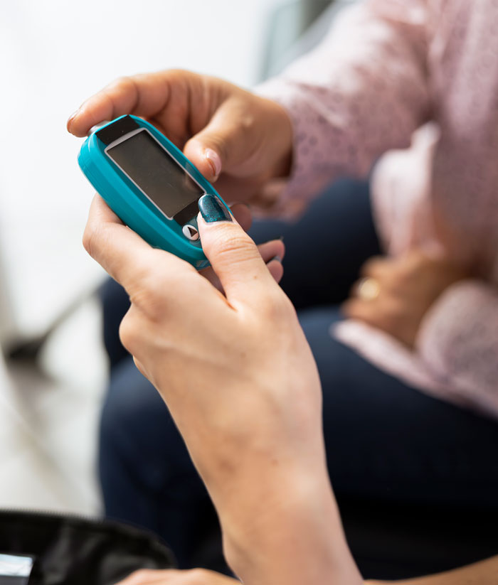 Patient handling blood glucose meter for diabetes monitoring