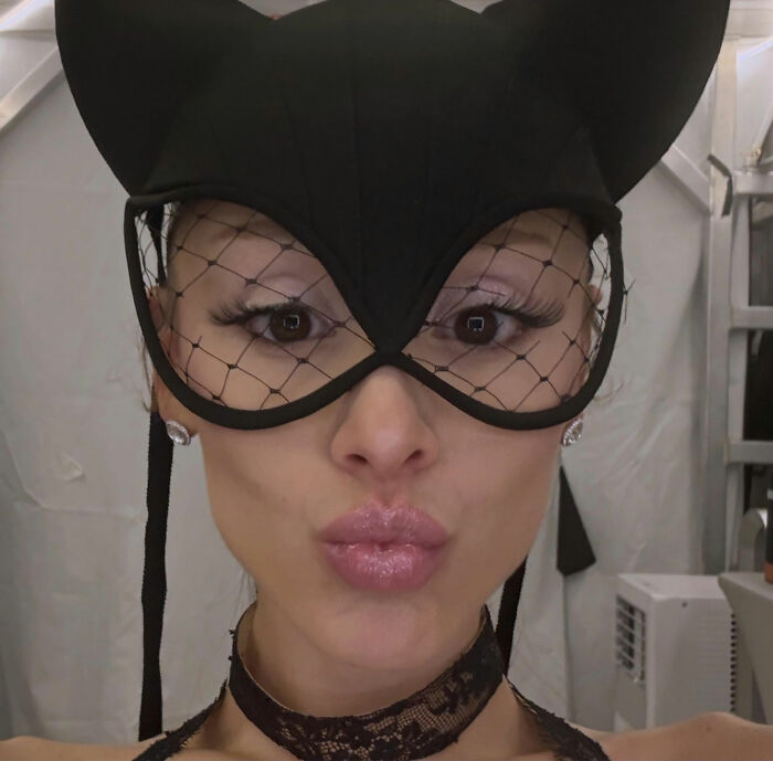 Detail In Backstage Snap From Ariana Grande's Tour Has Fans "Worried This Is Gonna End Badly" Detail In Backstage Snap From Ariana Grande's Tour Has Fans "Worried This Is Gonna End Badly"